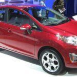 El Ford Fiesta fue en su momento el favorito de aquellos que buscaban un coche pequeño, eficiente y divertido de conducir. Sin embargo, el modelo sufrió de problemas con su transmisión de doble embrague, lo que llevó a fallos en los cambios, sacudidas a bajas velocidades, y el retraso en la respuesta del embrague. Estos problemas se hicieron tan frecuentes que la transmisión se convirtió en una de las mayores quejas de los propietarios. Además, la calidad interior del Fiesta no ayudó a mejorar la experiencia de conducción. Técnicos y propietarios han señalado que, aunque este modelo promete diversión, termina siendo más una compromiso de presupuesto que una verdadera opción entretenida.