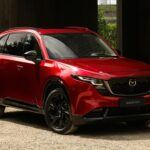 El Mazda CX-5 es uno de los vehículos más asequibles en cuanto a seguros en 2025, con una prima anual promedio de $1,912. Este crossover combina un historial de siniestros favorable, costos de reparación bajos y una fiabilidad comprobada, lo que lo convierte en la opción ideal para quienes buscan un seguro económico. Además, sus características de seguridad avanzadas y su sistema de asistencia al conductor refuerzan su perfil de seguridad.