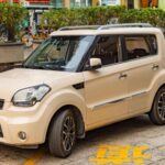 El Kia Soul, uno de los SUV más asequibles de América, se despedirá después del modelo 2025. Con más de 1.5 millones de unidades vendidas a lo largo de su historia y picos de ventas superiores a las 154,000 unidades anuales, el Soul definió la identidad accesible de Kia. Su precio inicial bajo lo convirtió en un favorito entre los conductores de clase trabajadora, brindando practicidad y estilo urbano a un precio asequible. Kia reemplazará este modelo con el sedán K4, que arranca en $23,185, lo que señala un ajuste en el mercado de vehículos asequibles.