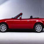 El Mazda MX-5 Miata es, sin lugar a dudas, uno de los coches más icónicos jamás fabricados en Japón. Con su diseño compacto, liviano y su configuración de tracción trasera, el Miata revolucionó el mundo de los roadsters a finales de los 80 y principios de los 90. Su atractivo radica en su simplicidad y en la experiencia de conducción divertida que ofrece. Con un motor pequeño y ágil, el Miata se ganó el corazón de los puristas de los coches deportivos. A pesar de su tamaño compacto, este vehículo fue capaz de ofrecer un rendimiento y una maniobrabilidad excepcionales en las carreteras.

El Mazda MX-5 Miata sigue siendo la opción favorita para quienes buscan un coche accesible, divertido y fácil de mantener. Además, su valor de reventa se ha mantenido fuerte, consolidándolo como una de las mejores compras dentro de los coches deportivos.