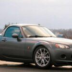 El Mazda MX-5 Miata ha sido durante años un referente en cuanto a coches deportivos ligeros y divertidos de conducir. Los modelos de entre 2016 y 2020 cuentan con un motor de 2.0 litros que desarrolla 155 caballos de fuerza, combinado con una transmisión manual de seis velocidades que hace que cada cambio de marcha sea una delicia.

Este roadster es perfecto para quienes disfrutan de las curvas cerradas y los caminos abiertos. Además, su reputación de fiabilidad y bajos costos de mantenimiento lo convierten en una opción atractiva para quienes buscan un coche deportivo accesible. Los modelos usados suelen estar disponibles por debajo de los 30.000 dólares, lo que lo convierte en una excelente relación calidad-precio.