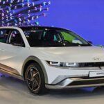 El Hyundai IONIQ 5 marca un hito en el mercado de los vehículos eléctricos. Con un diseño retro innovador y un interior espacioso, se destaca entre otros SUV eléctricos. Equipado con características avanzadas como una consola central móvil y capacidad de vehículo a carga, el IONIQ 5 ofrece una experiencia de conducción futurista. Disponible con tres variantes de motorización, incluido un sistema de tracción total con 320 caballos de fuerza, este SUV eléctrico alcanza hasta 303 millas de autonomía con una sola carga. Con un precio base de $41,450, es la opción ideal para familias ecológicas.