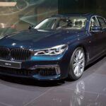 El BMW Serie 7 es conocido por su lujo y la avanzada tecnología que incorpora, desde sistemas de asistencia al conductor hasta una calidad de acabado inigualable. Sin embargo, este coche sufre una depreciación impresionante, perdiendo hasta un 72,6% de su valor en solo cinco años. Esta caída tan pronunciada se debe, en gran parte, a que muchos de estos vehículos terminan en el mercado de leasing, lo que aumenta la oferta y disminuye la demanda. Además, las constantes actualizaciones tecnológicas hacen que el modelo pierda rápidamente atractivo en el mercado de segunda mano.