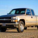Precio medio usado: $17,895
La Chevy Silverado, modelo 1999, es la primera generación de este icónico modelo que marcó el inicio de una serie de camionetas de gran fiabilidad. Este modelo fue el último que ofreció transmisión manual antes de que la marca se decantara por las automáticas en versiones posteriores. Aunque no se produjeron muchas unidades con caja manual, aún puedes encontrarla en el mercado de segunda mano a precios muy razonables, entre $15,000 y $20,000. La Silverado es una opción robusta para quienes buscan un vehículo confiable y accesible para trabajos pesados.