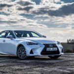 Lexus, la división de lujo de Toyota, se ha ganado una excelente reputación por ofrecer vehículos que combinan calidad, confort y una fiabilidad excepcional. Según los informes de Consumer Reports, Lexus lidera las pruebas de fiabilidad, siendo reconocida como la marca más segura del mercado. Este liderazgo se debe a su estricta atención a la calidad durante el proceso de fabricación, lo que resulta en coches duraderos y de bajo mantenimiento.

Los vehículos de Lexus son conocidos por su suavidad en la conducción y sus características de seguridad avanzadas, lo que los convierte en una opción ideal para familias que buscan un vehículo fiable para viajes largos y seguridad en cada trayecto. A pesar de ser una marca más cara, la inversión en un Lexus se justifica por su durabilidad y bajo coste de mantenimiento a largo plazo.