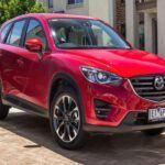 El Mazda CX-5 ha ganado popularidad entre los conductores mayores por su combinación de diseño refinado y experiencia de conducción suave. Este SUV compacto se distingue por su manejo preciso, ideal para quienes buscan un vehículo fácil de manejar en diversas condiciones de tráfico. Además, la calidad interior y las características de lujo, como los asientos de cuero y el sistema de infoentretenimiento intuitivo, lo convierten en una opción atractiva sin necesidad de pagar precios elevados. También destaca por su eficiencia de combustible, un factor importante para quienes realizan viajes largos.