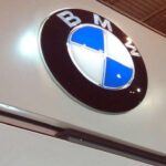 BMW es sinónimo de una experiencia de conducción única, famosa por su rendimiento y diseño de alta gama. La marca ha construido su reputación alrededor de vehículos que ofrecen una conducción dinámica y emocionante. Sin embargo, esta experiencia de lujo viene acompañada de un precio elevado en cuanto a reparaciones. Los modelos de BMW, aunque extremadamente confiables en sus primeros años, suelen enfrentar problemas de transmisión, suspensión y sistemas eléctricos a medida que envejecen. Las piezas de repuesto y la mano de obra especializada pueden elevar el coste total de propiedad, lo que puede resultar una sorpresa desagradable para muchos propietarios.