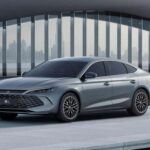 El BYD Qin ha logrado mantenerse en la lista de los más vendidos, destacándose por un incremento de ventas del 6% en 2024. Aunque esta subida no es tan pronunciada como el salto de 43% registrado en 2023, sigue siendo un logro importante. Este modelo chino, con más de 500,000 unidades vendidas, es un ejemplo claro del dominio de los vehículos eléctricos en el mercado. A pesar de que su presencia fuera de China es aún limitada, el Qin ha logrado cautivar a los conductores en su mercado local, donde las ventas representan la mayor parte de su éxito.