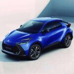 El Toyota C-HR 2026 da un paso hacia la electrificación total, convirtiéndose en un BEV (Battery Electric Vehicle) exclusivo. Basado en la plataforma ETNGA, este SUV compacto ofrece 338 caballos de fuerza y una aceleración de 0 a 60 mph en solo 5 segundos. Con tracción integral estándar, la carga rápida es uno de sus puntos fuertes, alcanzando del 10% al 80% en aproximadamente 30 minutos. Además, el C-HR 2026 contará con una pantalla táctil multimedia de 14 pulgadas con Apple CarPlay y Android Auto inalámbricos. En cuanto a seguridad, estará equipado con Toyota Safety Sense 3.0, con sistemas avanzados como el Pre-Collision System y Dynamic Radar Cruise Control.