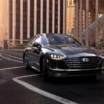 El Hyundai Sonata Híbrido 2022 se ha destacado en el mercado de autos usados por su excelente retención de valor, con una puntuación de 7,9/10 según iSeeCars. Este modelo ha demostrado perder solo un 48,7% de su valor después de cinco años y 60,000 millas, lo que lo convierte en una opción inteligente para quienes buscan un sedán con una depreciación moderada. El precio inicial de este modelo era de $27,350, y actualmente se vende en el mercado de usados entre $20,611 y $28,431.