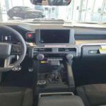 Una de las críticas más comunes que enfrentan los vehículos de Toyota es que tienden a quedarse atrás cuando se trata de tecnología avanzada. Mientras que otros fabricantes lanzan nuevas funciones y características con rapidez, Toyota suele ser más conservadora. Esto significa que a menudo los conductores de Toyota se ven sin las últimas innovaciones tecnológicas en sus vehículos durante un tiempo, desde sistemas de infoentretenimiento hasta funciones de conducción autónoma.