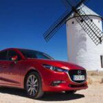 Desde su debut en 2004, el Mazda3 se ha consolidado como uno de los modelos más exitosos de la marca. Con una gran reputación por su fiabilidad y rendimiento, el Mazda3 no solo es popular por su diseño y tecnología, sino también por su capacidad de remolque. Aunque su tamaño compacto lo hace ideal para la ciudad, puede remolcar hasta 1,500 kg en su versión con motor de mayor capacidad. Este modelo continúa siendo una opción popular para quienes buscan un vehículo pequeño con capacidad de carga adicional.