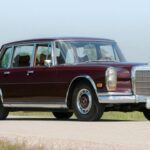 El Mercedes-Benz 600, lanzado en 1963, es conocido por su extraordinaria complejidad, particularmente en su sistema hidráulico central. Este sistema, que controlaba la suspensión autonivelante, los elevalunas eléctricos, los asientos y las puertas, constaba de más de 250 componentes que operaban mediante circuitos de fluidos de alta presión. Aunque ofrecía una experiencia de conducción excepcionalmente suave y silenciosa, especialmente en las versiones Pullman de batalla larga, la fiabilidad del sistema hidráulico requería mantenimiento especializado. El 600 fue un símbolo de lujo y sofisticación, pero también un reto en términos de durabilidad, pues cualquier fuga o contaminación podía desactivar varias funciones a la vez.