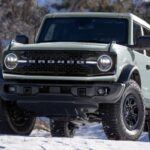 El Ford Bronco, resucitado recientemente, es uno de los vehículos más codiciados en el mercado. Con un precio inicial de $39,630, el Bronco es una opción perfecta para quienes desean un SUV robusto y aventurero, pero sin arriesgarse a que pierda mucho valor con el tiempo. Según CarEdge, el Ford Bronco retiene un impresionante 85.14 % de su valor original después de tres años, lo que lo convierte en el vehículo con mejor retención de valor en su clase. Además, su estilo clásico y capacidades todoterreno lo hacen ideal para quienes buscan un coche con estilo y durabilidad sin comprometerse a largo plazo.