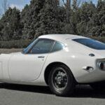 El Toyota 2000GT es considerado un icono de la elegancia automotriz. Su diseño elegante y proporcionado, con un capó largo, una línea de techo baja y una zaga corta, lo convierte en uno de los coches más bellos jamás fabricados. Su motor de seis cilindros en línea de 2.0 litros y suspensión independiente le otorgan un rendimiento suave y estable. Con solo 351 unidades producidas, el 2000GT sigue siendo una obra maestra que muestra la habilidad de Toyota en la ingeniería de autos deportivos. Su interior sobrio y funcional refuerza su estatus de gran turismo, y décadas después sigue siendo admirado por su proporción y simplicidad.