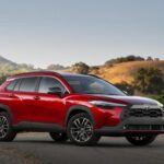 El Toyota Corolla Cross es el SUV más pequeño de la gama, pero no por eso deja de ser práctico. Con 24 pies cúbicos de espacio en el maletero, ofrece un tamaño de carga adecuado para un modelo de entrada en la categoría de los crossovers. Si buscas algo más que un sedán pero sin perder la maniobrabilidad y eficiencia de un vehículo compacto, el Corolla Cross es una excelente opción.