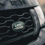 Los vehículos Land Rover son conocidos por sus capacidades todoterreno y su lujo, pero también por los elevados costos de mantenimiento y reparación. Para los jubilados, que generalmente viven con ingresos más fijos, las reparaciones frecuentes y las piezas costosas pueden convertirse en una carga financiera significativa. La complejidad de la tecnología, junto con la necesidad de mantenimiento constante, hace que estos vehículos sean una opción poco recomendable para quienes buscan minimizar los gastos durante la jubilación. Además, las facturas de reparación pueden aumentar rápidamente, lo que convierte a Land Rover en una opción arriesgada a largo plazo.