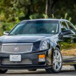El Cadillac CTS-V debutó en 2004 y rápidamente se estableció como un modelo clave en la transformación de Cadillac hacia autos de alto rendimiento. Con su motor V8 supercargado de 6.2 litros, capaz de generar hasta 640 caballos de fuerza, el CTS-V compitió directamente con gigantes como el Mercedes-AMG E63. Hoy en día, puedes encontrar modelos usados en el mercado de segunda mano por menos de 30.000 dólares, lo que te permite acceder a un sedán de lujo con un rendimiento excepcional y un diseño elegante.