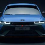 Aunque el Hyundai IONIQ 5 no se descontinuará por completo en 2026, su estrategia de precios revela un cambio importante en la marca. El modelo verá una significativa reducción de su precio, pasando de los $42,600 a tan solo $35,000. Esta medida refleja la intención de Hyundai de mantener la competitividad del IONIQ 5 en el mercado de los SUV eléctricos, a pesar de que otros modelos más caros y menos eficientes están siendo eliminados.