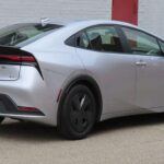 El Toyota Prius Prime 2025 sigue construyendo sobre su legado de eficiencia y practicidad. Famoso por su impresionante economía de combustible, este híbrido enchufable permite una transición fluida entre el motor eléctrico y el de gasolina, lo que lo convierte en una opción preferida por los conductores conscientes del medio ambiente. El último modelo de Prius Prime no solo mejora en rendimiento, sino que también presenta un diseño actualizado que optimiza la aerodinámica y mejora su estética, asegurando que se destaque en la carretera. Su autonomía eléctrica es perfecta para trayectos urbanos y cortos, mientras que su motor de gasolina garantiza flexibilidad para viajes más largos.