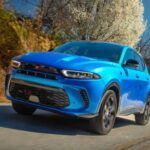 El Dodge Hornet Plug-in Hybrid lidera la lista con un asombroso 82% de inventario sin vender. Este crossover compacto llegó con grandes expectativas, ofreciendo electrificación en un paquete inesperado para la marca Dodge. Sin embargo, el modelo se encuentra atrapado en un punto intermedio: los compradores que buscan practicidad optan por opciones más baratas, mientras que los entusiastas del rendimiento no lo consideran un vehículo de 