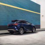 Alternativa al Porsche Macan, Mercedes-Benz GLC y BMW X3

El Lexus RX 2026 es un SUV compacto de lujo que se destaca por su suavidad de marcha y la fiabilidad que caracteriza a la marca Lexus. A pesar de no ofrecer el mismo rendimiento deportivo que algunos rivales alemanes, el RX ofrece una calidad de construcción excepcional, un interior elegante y una tecnología avanzada, incluyendo un sistema de infoentretenimiento fácil de usar y un excelente sistema de sonido. Su motor de cuatro cilindros turboalimentado de 2.4 litros, además de las opciones híbridas y híbridas enchufables, hacen que el RX sea una opción atractiva para aquellos que buscan eficiencia de combustible sin sacrificar el lujo. Además, su precio inicial de alrededor de $51,000 lo convierte en una alternativa económica a los modelos europeos.