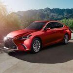 Probabilidad de superar las 250.000 millas: 7,5%

El Lexus ES Hybrid es uno de los sedanes más confiables de su segmento. Conocido por su lujo, confort y eficiencia, el ES es un coche que ha ganado popularidad entre aquellos que buscan fiabilidad a largo plazo. Su motorización híbrida ofrece una excelente eficiencia de combustible, y su amplio interior lo convierte en una opción ideal para quienes viajan largas distancias. A pesar de no ser el híbrido con la mayor probabilidad de superar las 250.000 millas, su reputación de fiabilidad en modelos anteriores lo coloca como una opción confiable. Con un precio inicial de $44,835, el Lexus ES Hybrid es ideal para quienes buscan un coche de lujo que no solo dure, sino que también ofrezca una experiencia de conducción suave.