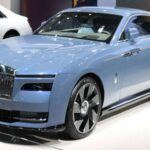 El Rolls-Royce Spectre marca un hito en la historia de la marca británica, siendo su primer vehículo completamente eléctrico. Este lujo sobre ruedas cuenta con un motor eléctrico de 577 caballos de fuerza, que garantiza una conducción silenciosa pero potente. Además, mantiene el diseño elegante y exclusivo de Rolls-Royce, con una atención al detalle que no pasa desapercibida. La autonomía y la velocidad de carga del Spectre son competitivas para su segmento, lo que lo convierte en una de las opciones más atractivas para aquellos que buscan lujo sin sacrificar sostenibilidad. Este coche eléctrico demuestra que la elegancia y la eficiencia energética pueden coexistir perfectamente.