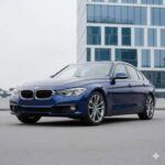 La BMW Serie 3 2026 sigue siendo un referente en el segmento de los sedanes deportivos. Con un motor turboalimentado que acelera rápidamente hasta los 60 mph y un chasis afinado que permite tomar curvas con una precisión de ensueño, este modelo combina el rendimiento con el lujo. Lo que destaca de la Serie 3 es su equilibrio perfecto entre comodidad y manejo, algo que Consumer Reports ha elogiado ampliamente. Además, su interior con pantallas por doquier y una conducción suave sobre baches hace que cada trayecto sea tan cómodo como deportivo. Con un precio de inicio de alrededor de $45,000, la BMW Serie 3 es una opción sólida para quienes buscan emoción al volante y comodidad en su día a día.