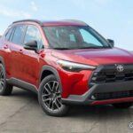 Toyota ha establecido un estándar de durabilidad en la industria automotriz. Modelos como el Camry, el Corolla, el Tacoma y el Land Cruiser son conocidos por superar las 200,000 millas de manera regular, y muchos llegan fácilmente a las 300,000 millas con el cuidado adecuado. La clave de la longevidad de Toyota radica en su enfoque de ingeniería sensato y en la simplicidad de sus sistemas de propulsión. Utilizando motores robustos y materiales de alta calidad, los vehículos Toyota se destacan por su fiabilidad, incluso en condiciones difíciles. El control de calidad continuo asegura que sus autos mantengan un rendimiento confiable por años.