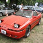 El Toyota Supra MK3 marcó un antes y un después en la historia de los deportivos japoneses. Con una potencia impresionante gracias a su motor turboalimentado 7M-GTE de 3.0 litros y seis cilindros en línea, este modelo introdujo al mundo la experiencia de conducción deportiva con un nivel de fiabilidad y tecnología sin igual para su época. Equipado con suspensión ajustable electrónicamente y una capota Targa, el Supra MK3 ofreció una combinación perfecta de rendimiento y estilo. Su legado se ha mantenido a lo largo de los años, convirtiéndose en uno de los coches más codiciados entre los coleccionistas y entusiastas del tuning.