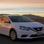 El Nissan Sentra sigue siendo uno de los sedanes más populares en el mercado de coches usados de Estados Unidos. Con una participación del 0.9% en las ventas de coches usados, el Sentra se destaca por su eficiencia en combustible, bajo costo de mantenimiento y diseño sencillo pero efectivo. Durante los últimos años, Nissan ha logrado mejorar significativamente la fiabilidad y el confort de este modelo, lo que lo convierte en una opción atractiva para aquellos que buscan un coche económico y fiable.