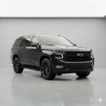 El Chevy Tahoe es el SUV de referencia en cuanto a durabilidad y resistencia a largo plazo. Con un precio inicial de 58,000 USD, este gigante ha sido el favorito de familias, policías y aventureros gracias a su impresionante capacidad de remolque y su motor V8, que nunca decepciona. Con una capacidad de 8,400 libras en remolque, el Tahoe es ideal para aquellos que buscan un vehículo para transportar grandes cargas o incluso para aventuras fuera de la carretera.