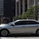 Millaje combinado: 51 mpg
Motor: 2.5 L, 4 cilindros
Transmisión: Automática (AV-S6)

El Toyota Camry HEV FF LE se destaca como el híbrido más eficiente de la lista, con un rendimiento impresionante de 51 millas por galón combinado. Su rendimiento en la ciudad es de 53 mpg, mientras que en carretera logra 50 mpg. Este sedán, conocido por su fiabilidad y confort, ofrece una excelente combinación de eficiencia de combustible y rendimiento general. Además, su motor de 2.5 litros y 4 cilindros le permite ofrecer una experiencia de conducción suave y económica, ideal tanto para viajes urbanos como largos trayectos por carretera.