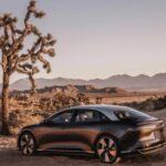 El Lucid Air es, sin duda, uno de los autos más innovadores fabricados en EE. UU. Este sedán eléctrico de lujo redefine la movilidad con su diseño futurista y tecnología de vanguardia. Equipado con una impresionante autonomía de hasta 520 millas con una sola carga, el Lucid Air no solo es eficiente, sino también una máquina de rendimiento. Sus características interiores incluyen pantallas gigantes y acabados de lujo, lo que lo convierte en un rival serio de marcas como Tesla. Es un coche ideal para quienes buscan lo último en tecnología y sostenibilidad sin sacrificar el lujo.