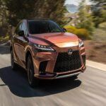 El Lexus RX ha sido durante años un referente en el mercado de SUVs de lujo, y no es difícil entender por qué. Este modelo ofrece un sistema híbrido eficiente que no solo reduce los costos de combustible, sino que también destaca por su fiabilidad, algo muy importante cuando se trata de vehículos para la jubilación. El RX es conocido por su confort, una conducción suave y una excelente tecnología fácil de usar, lo que lo convierte en una opción ideal para aquellos que buscan tranquilidad y eficiencia. Además, con el respaldo de Toyota, puedes estar seguro de que este SUV te acompañará durante muchos años sin preocupaciones.