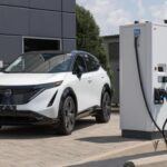 El Nissan Ariya 2023 es uno de los SUV eléctricos más fiables según Consumer Reports, con una autonomía de entre 330 y 480 km dependiendo del modelo. Este vehículo destaca por su aceleración, alcanzando los 100 km/h en solo 4.8 segundos, especialmente en las versiones con tracción total y motor doble. Además, su eficiencia energética de 109 MPGe en ciudad y 94 MPGe en carretera lo convierte en una opción muy atractiva en cuanto a consumo. Aunque la estética del Ariya puede ser polémica, y algunos críticos mencionan problemas con la respuesta háptica en los controles, la fiabilidad general de este SUV lo convierte en una opción destacada.