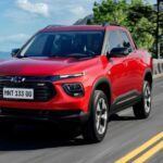 La Chevrolet Montana es una camioneta compacta que debutó a principios de la década del 2000 en Sudamérica y Sudáfrica. Con un motor atmosférico de cuatro cilindros, la Montana fue diseñada como una herramienta práctica y económica para el trabajo diario, más que un vehículo de lujo. A lo largo de los años, ha evolucionado en su diseño y se ha convertido en una camioneta popular en Brasil, donde se continuó produciendo hasta 2021. La tercera generación de la Montana debutó en 2023, pero no está disponible en el mercado estadounidense, a pesar de su atractivo y funcionalidad.