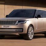 El Land Rover Range Rover es conocido por su elegancia y capacidad todoterreno, pero los mecánicos lo incluyen regularmente en las listas de coches que generan grandes facturas a partir del segundo año de propiedad. A pesar de su impresionante estética, el Range Rover es famoso por sus problemas de fiabilidad una vez que el período de garantía ha pasado. Su electrónica compleja, sistemas de suspensión neumática y piezas de lujo tienden a deteriorarse rápidamente, lo que eleva los costes de reparación. Los propietarios deben estar preparados para un ciclo continuo de gastos en piezas de repuesto y visitas al taller, lo que convierte a este SUV en un pozo de dinero si se planea mantenerlo a largo plazo.