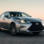 El Lexus ES es un sedán de lujo que destaca por su fiabilidad, una característica que contribuye a mantener los costes de mantenimiento sorprendentemente bajos. Utiliza motores y transmisiones de Toyota, lo que significa que las piezas son fácilmente accesibles y considerablemente más baratas que las de muchos rivales europeos. Gracias a su ingeniería sencilla, evita los costosos componentes electrónicos y materiales exóticos que encarecen el mantenimiento de otros modelos de lujo. Con componentes clave como alternadores y bombas de agua a precios razonables, y una larga vida útil sin problemas importantes, el Lexus ES es una opción ideal para quienes buscan un lujo duradero y económico.