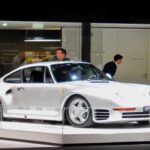 El Porsche 959 fue el pionero de la tecnología en su época. Desarrollado inicialmente como parte del programa de carreras del Grupo B, este superdeportivo alemán fue considerado un avance en términos de rendimiento y tecnología. Con su motor turboalimentado, tracción integral y tecnología avanzada para gestionar la altura de la carrocería y el agarre, el Porsche 959 era incomparable a su tiempo. Sin embargo, las estrictas normativas de seguridad de Estados Unidos en la década de los 80 impidieron su homologación. Aunque Porsche intentó traer algunas unidades bajo un programa especial de importación, el modelo fue finalmente prohibido para su venta a nivel general.