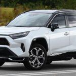 El Toyota RAV4 Hybrid 2023 es una opción destacada para las familias que buscan eficiencia sin sacrificar espacio. Este SUV cuenta con un motor de 2.5 litros y motores eléctricos que brindan una impresionante economía de combustible de hasta 40 mpg en combinación, ideal para viajes largos o desplazamientos diarios.