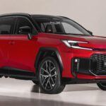 El Toyota RAV4 2026 es uno de los SUV más recomendados por su balance entre calidad, precio y durabilidad. Su versión híbrida, equipada con un motor de gasolina de 2.5 litros y tecnología híbrida, destaca en cuanto a eficiencia de combustible, alcanzando hasta 40 mpg. Este modelo no solo se ha consolidado como un líder en el segmento de SUV compactos, sino que también mantiene una sólida demanda en los mercados de segunda mano gracias a la reputación de fiabilidad de Toyota. Además, su sistema de seguridad avanzada y su confort hacen que el RAV4 siga siendo una opción destacada para familias y conductores que buscan un SUV accesible y de bajo mantenimiento.