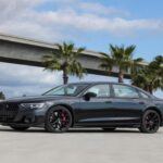 El Audi S8 2025 es la versión de alto rendimiento del A8, uno de los sedanes de lujo más codiciados. Equipado con un motor V8 turboalimentado de 4.0 litros, el S8 genera una potencia impresionante de 563 caballos de fuerza, alcanzando los 100 km/h en solo 3.8 segundos. Aunque el interior del S8 no es tan espectacular como el de sus rivales, como el BMW Serie 7 o el Mercedes Clase S, la calidad es impecable, con características de confort como asientos con masaje y ventilación, y suspensión neumática adaptativa. Este sedán ofrece el equilibrio perfecto entre lujo, velocidad y confort.