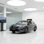 Toyota es esa marca que tu tío siempre recomienda, y tiene toda la razón. Los modelos como el Corolla o el RAV4 son famosos por su longevidad. No importa cuántos kilómetros recorras, estos autos siguen funcionando. Si bien el mantenimiento es simple y las piezas son fáciles de encontrar, la verdadera magia está en la durabilidad. He visto Toyotas pasar de los 300,000 millas sin problemas. Un modelo reciente como el Camry ronda los 28,000 dólares, pero es una inversión que vale la pena, ya que este coche te puede durar más que tu teléfono o tu computadora portátil.