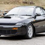 El Toyota Celica GT-Four se destacó en la década de 1990 por su participación en el Campeonato Mundial de Rally (WRC), donde dejó una huella imborrable. Equipado con un motor 3SGTE turboalimentado de 2.0 litros, el GT-Four generaba inicialmente 222 caballos de fuerza, y con una actualización en 1994, alcanzaba los 255 caballos. Con un diseño más robusto, frenos mejorados y una carrocería más rígida, este modelo se convirtió en un referente de la era del rally. La combinación de su motor potente y su tracción total hizo que este coche fuera un favorito de los aficionados al motorsport.