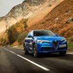 Italiano, temperamental y con fama de poco fiable, el Giulia Quadrifoglio es justo el tipo de coche que asusta a los compradores prudentes. Sin embargo, su V6 biturbo de 505 CV, su chasis afilado y una dirección casi telepática lo convierten en una de las berlinas más emocionantes jamás fabricadas. Puede encender algún testigo inesperado, pero cada kilómetro compensa con pura pasión.