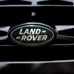 Land Rover es sinónimo de lujo y rendimiento todoterreno, pero en 2025, la marca ha visto un descenso en su fiabilidad. A pesar de seguir produciendo SUV lujosos y capaces, los informes de consumidores han destacado problemas recurrentes en los modelos más recientes. La suspensión neumática, las fugas de aceite y los problemas electrónicos se están convirtiendo en fallos comunes. Esto ha afectado negativamente la reputación de Land Rover, con la marca ocupando el puesto 14 de 15 en las clasificaciones de fiabilidad de Consumer Reports. A pesar de estos problemas, la marca sigue siendo muy popular entre los entusiastas de los vehículos de lujo, aunque los recortes en calidad empiezan a ser más evidentes.