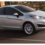 El Ford Fiesta 2015 es conocido por ser asequible y práctico, pero no se destaca por su fiabilidad a largo plazo. Los mecánicos señalan que este modelo presenta problemas recurrentes con los montajes de la transmisión, la junta del colector de admisión y la suspensión, lo que genera costosos reemplazos de amortiguadores. Estos fallos de diseño pueden acumular reparaciones que superan el valor del coche, haciendo que sea una opción poco atractiva a largo plazo.