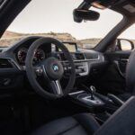 BMW ha mantenido su lugar entre las marcas más confiables, ocupando el noveno puesto en el ranking. Conocido por sus autos de lujo y su dinámica de conducción deportiva, BMW sigue siendo una excelente opción para quienes buscan calidad y durabilidad. Modelos como el X3, X4 y X5 se destacan entre los SUV de lujo más confiables. Además, la marca ha logrado sorprender con sus modelos eléctricos, como el iX y el i4, que marcan el comienzo de una nueva era de vehículos sostenibles y confiables. Aunque los costos de mantenimiento pueden ser más altos, su ingeniería de precisión y su rendimiento continuarán siendo una apuesta segura para los años venideros.